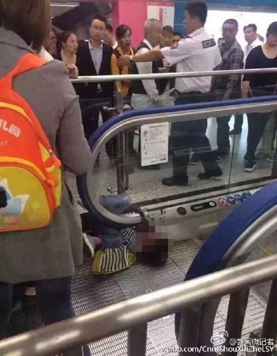 10月8日上午11点，重庆轨道交通红旗河沟站一名小孩被电动扶梯卡住。车站工作人员立即展开救援，出事扶梯已暂停使用。目前，孩子已从扶梯救出，但不幸身亡。