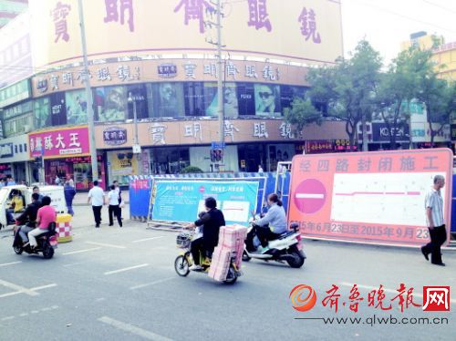 经四路大纬二路路口还处在封闭状态。本报记者王皇摄资料片