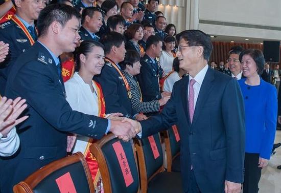 10月8日，中共中央政治局委员、中央政法委书记孟建柱在北京会见好警嫂夫妇。图为孟建柱与好警嫂夫妇亲切握手。