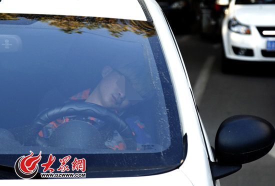 驾驶员侯某睡在车内，交警敲了两分钟车窗才将其叫醒