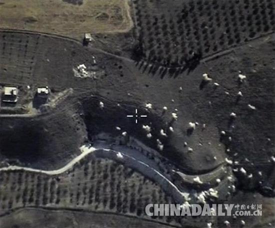 资料图：10月1日的截屏照片显示的是俄罗斯空军空袭叙利亚境内的“伊斯兰国”武装目标。（图片来源：新华社）