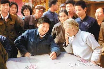 1983年，时任河北正定县委书记的习近平与当地群众在一起。