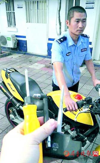 民警将被盗摩托车追回。