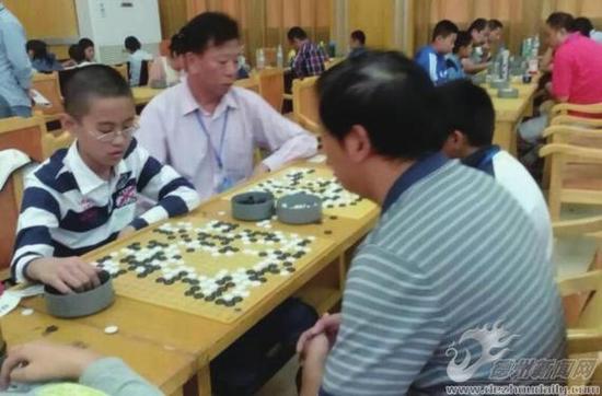 小将杨明松(左)在比赛中