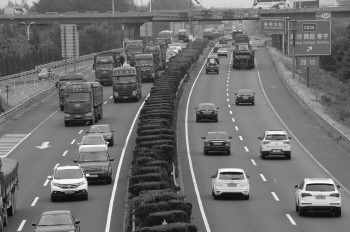 7日中午G20青银高速潍坊段,虽然车流比平时多很多,但并没有出现拥堵的情况。本报记者　孙国祥　摄