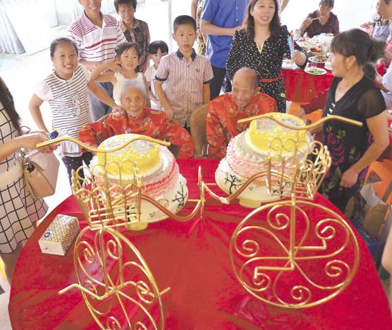 70位儿孙为温岭百岁夫妻贺橡树婚 已携手走过