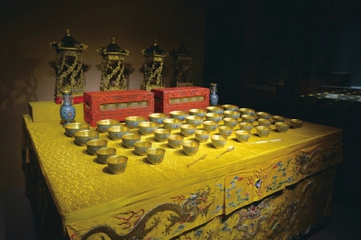 雁翅楼展厅皇帝大宴桌。