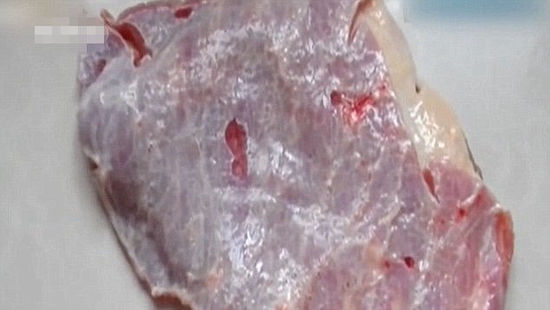 此前还曾有整块牛肉都在砧板上移动，令人毛骨悚然的视频。(网页截图)
