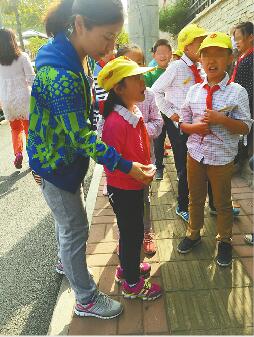 8日，在逸城山色小區門口，幾個孩子被嚇哭。 記者杜林 攝