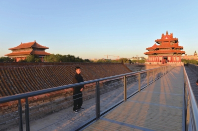 左为东华门,右为东南角楼,游客从午门沿城墙可以参观角楼和东华门展厅。