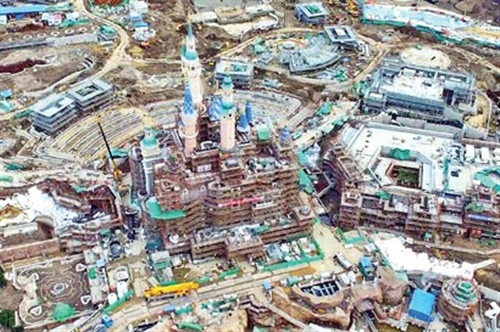 图为开建4年半之际鸟瞰迪士尼城堡。