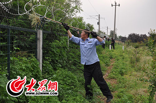 民警對護網隱患進行整改