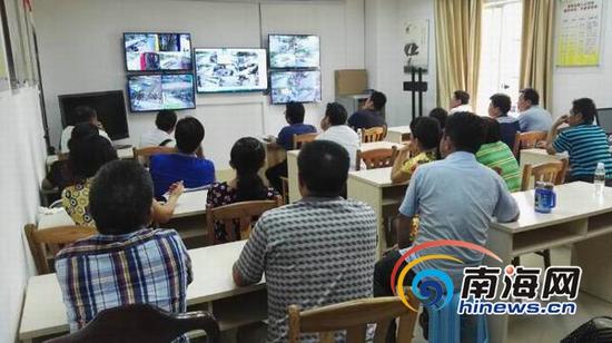 10月9日下午,海甸街道邀请技术人员,对街道全体干部职工进行数字城管视频监控系统操作培训,以熟练掌握有关操作程序,通过共享平台对重点区域和路段进行实时监控和抓拍,提高城市管理能力,为美兰“双创”工作提供有力保障。(南海网记者孙令正摄)