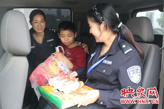 南陽一留守兒童離家出走 愛心民警送其回家