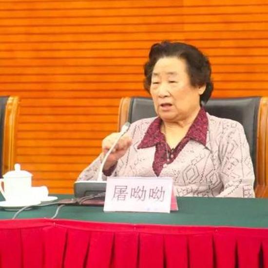 10月8日，屠呦呦在中国科协举办的座谈会上分享其研究青蒿素的历程。