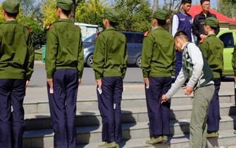 郑州大一女生腿夹纸牌站军姿