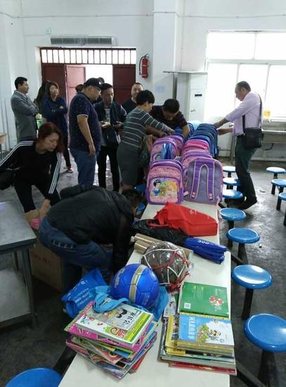 學生家長正給孩子們分發禮物