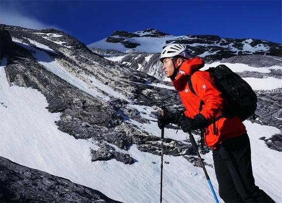 窦骁 登雪山