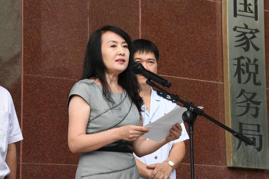 省国税局党组成员、总会计师裴荣致辞,并宣布金税三期工程在海南成功上线。