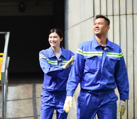 《今天吃什么》维秘超模何穗街头倒垃圾|《今