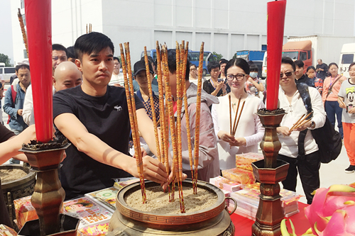 孙逊亮相《长江往事》开机仪式