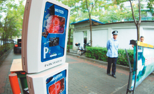 丽水1男子驾车冲撞起落杆怒砸感应器 硬要把车