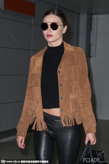 米兰达-可儿(Miranda Kerr)身穿棕色流苏皮衣街
