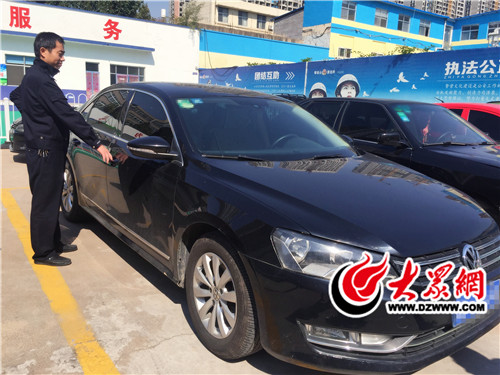 圖為民警查看趙某、陸某、周某三人租賃后準備轉手賣掉的車輛