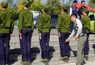 郑州大一女生腿夹纸牌站军姿