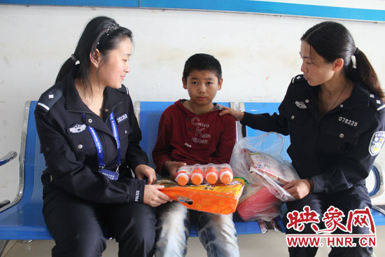南陽一留守兒童離家出走 愛心民警送其回家