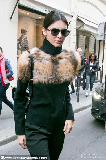 肯达尔-詹娜 (Kendall Jenner) 身穿黑色高领皮草拼接长袖上衣街拍