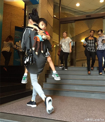 小Q紧抱妈妈张柏芝像树袋熊