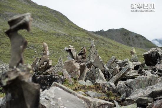 奇石滩中形态各异的奇石（10月8日摄）。