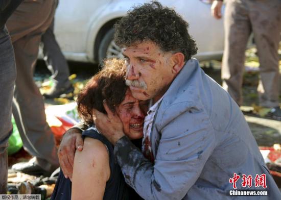 当地时间10月10日，土耳其安卡拉火车站附件发生爆炸，致多人伤亡。