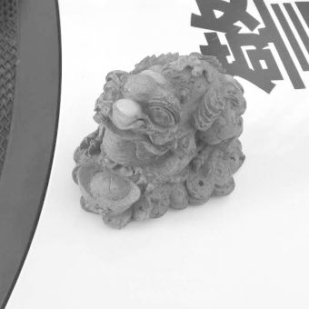 冒充古董的普通工艺品。