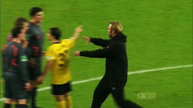 努力装作悲痛且震惊