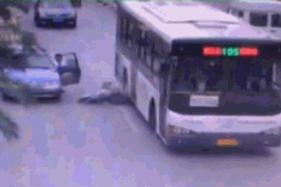 女子惨遭碾压 别让车门成“杀人凶器”