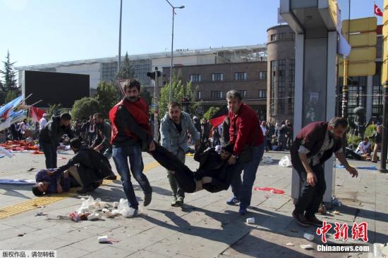 当地时间10月10日，土耳其安卡拉火车站附件发生爆炸，致多人伤亡。  
