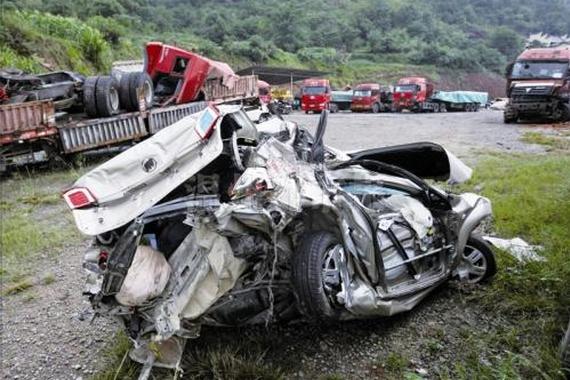 男子下车查看被撞身亡 如何避免二次事故