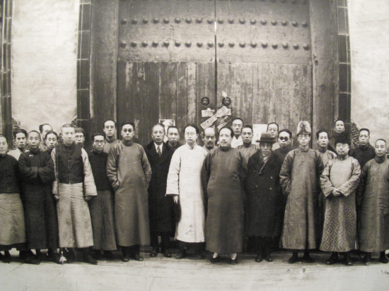 故宫博物院创建时的吴瀛（前排右二）