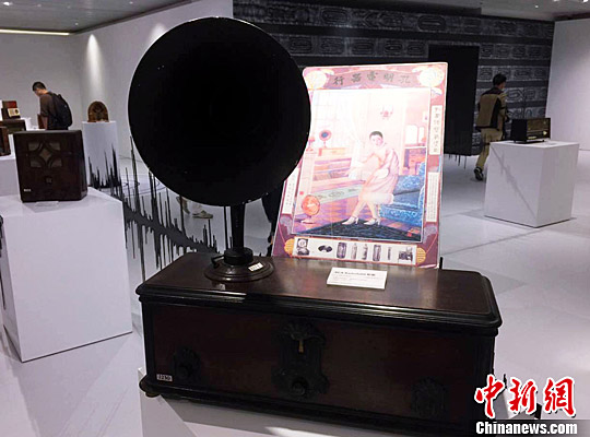 10月10日,37台古董级收音机亮相“无限电·上海广播艺术展”,再现了百年电波历久弥新之魅力。中新社记者 徐银 摄