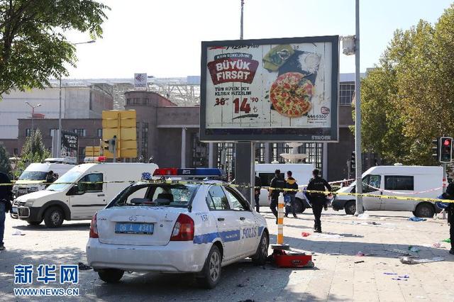 一辆受损的警车停在爆炸现场附近