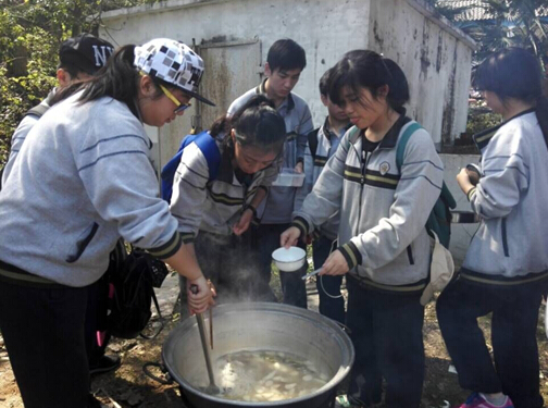 野外生火做饭