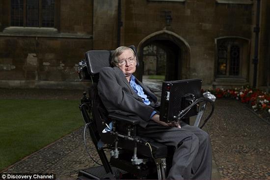 史蒂芬·霍金教授此前曾经表示，在未来100年内，人工智能可能将反过来控制我们人类。而现在，他再次警告称，如果我们能在机器人的手下逃过一劫，那么外星人或许将代为消灭我们