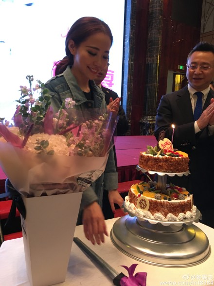 生日撞上求婚 张靓颖双喜临门笑开颜|张靓颖|冯轲|求婚