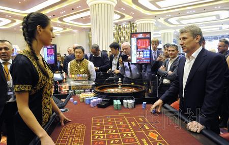 10月8日在俄远东符拉迪沃斯托克郊外新开业的赌场内，客人正在玩轮盘赌