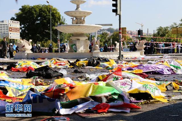 爆炸现场的遗体被旗帜等覆盖