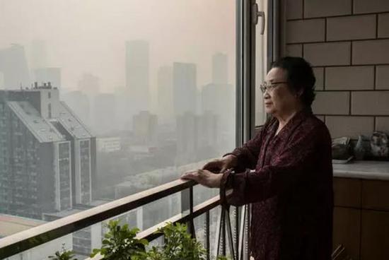 屠呦呦获诺奖的第二天,就有人在网上拍卖她的一幅题词和三封亲笔书信