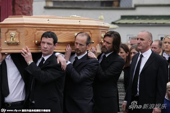 金凯瑞出席前女友葬礼 亲自扶灵表情痛苦|前女