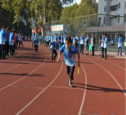 賽場上，運動員你爭我趕，奮力拼搏